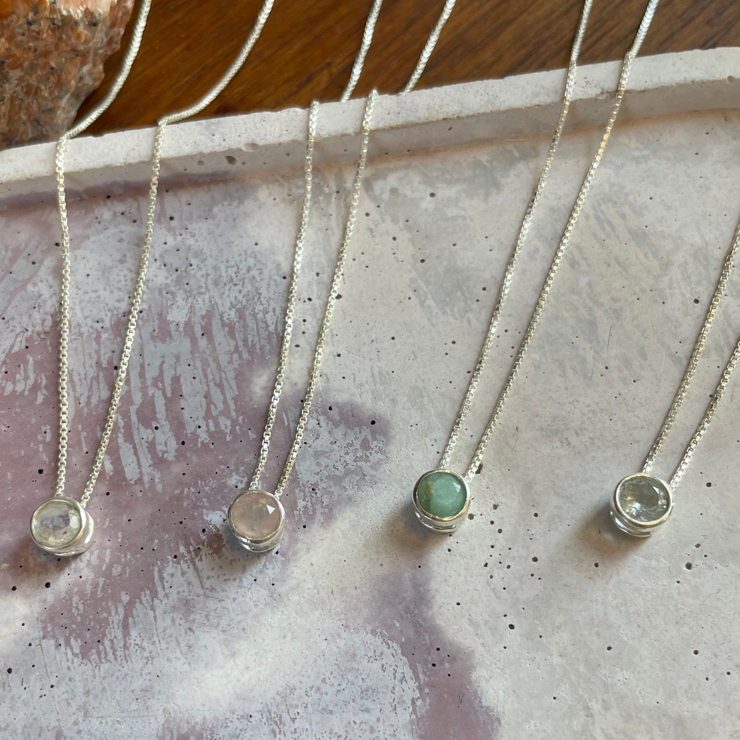 COLLAR PUNTO DE LUZ PIEDRAS